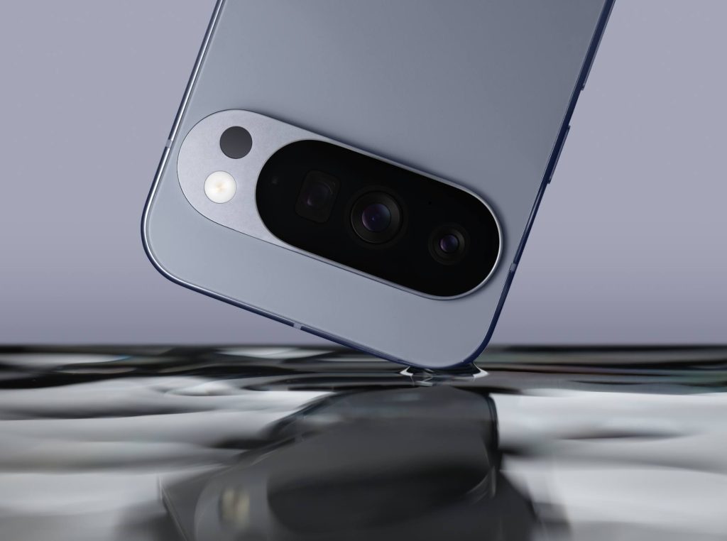 Vista frontal y trasera del smartphone Google Pixel 10 en color azul Índigo, mostrando la barra de la cámara y la pantalla Actua.