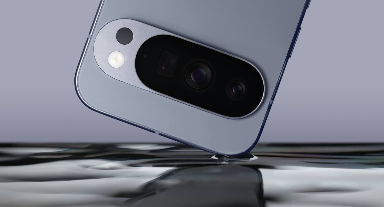 Vista frontal y trasera del smartphone Google Pixel 10 en color azul Índigo, mostrando la barra de la cámara y la pantalla Actua.