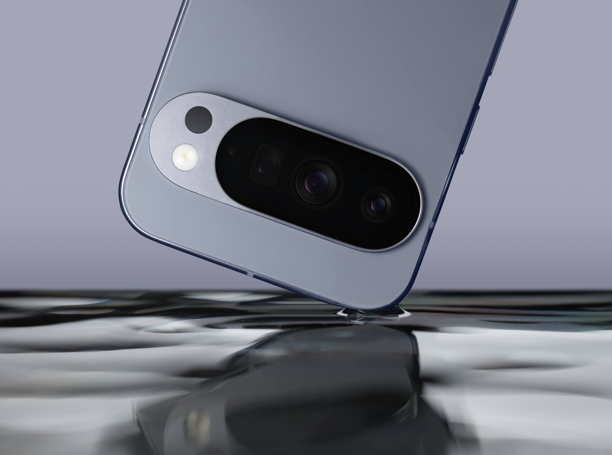Vista frontal y trasera del smartphone Google Pixel 10 en color azul Índigo, mostrando la barra de la cámara y la pantalla Actua.