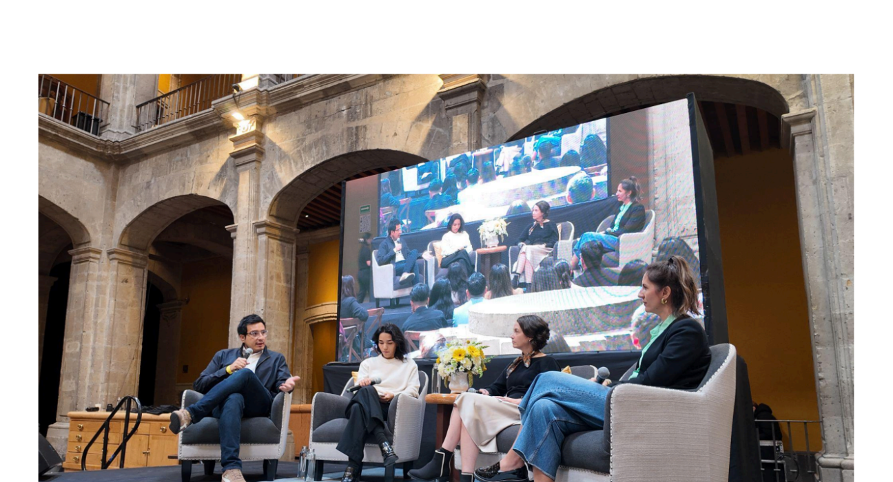 Vista del escenario principal en el evento Laboratoria Connect México 2025, con una pantalla grande al fondo mostrando el logo y el lema del décimo aniversario.
