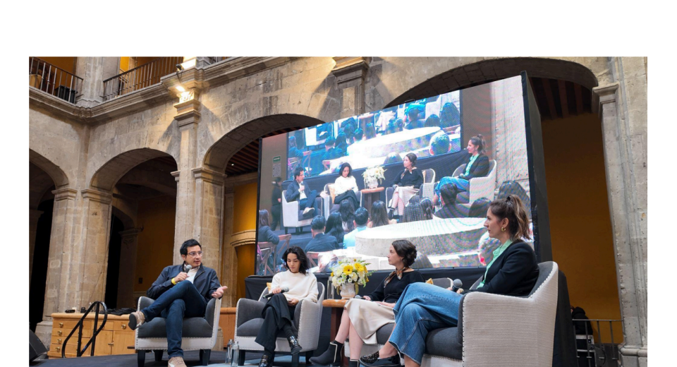 Vista del escenario principal en el evento Laboratoria Connect México 2025, con una pantalla grande al fondo mostrando el logo y el lema del décimo aniversario.