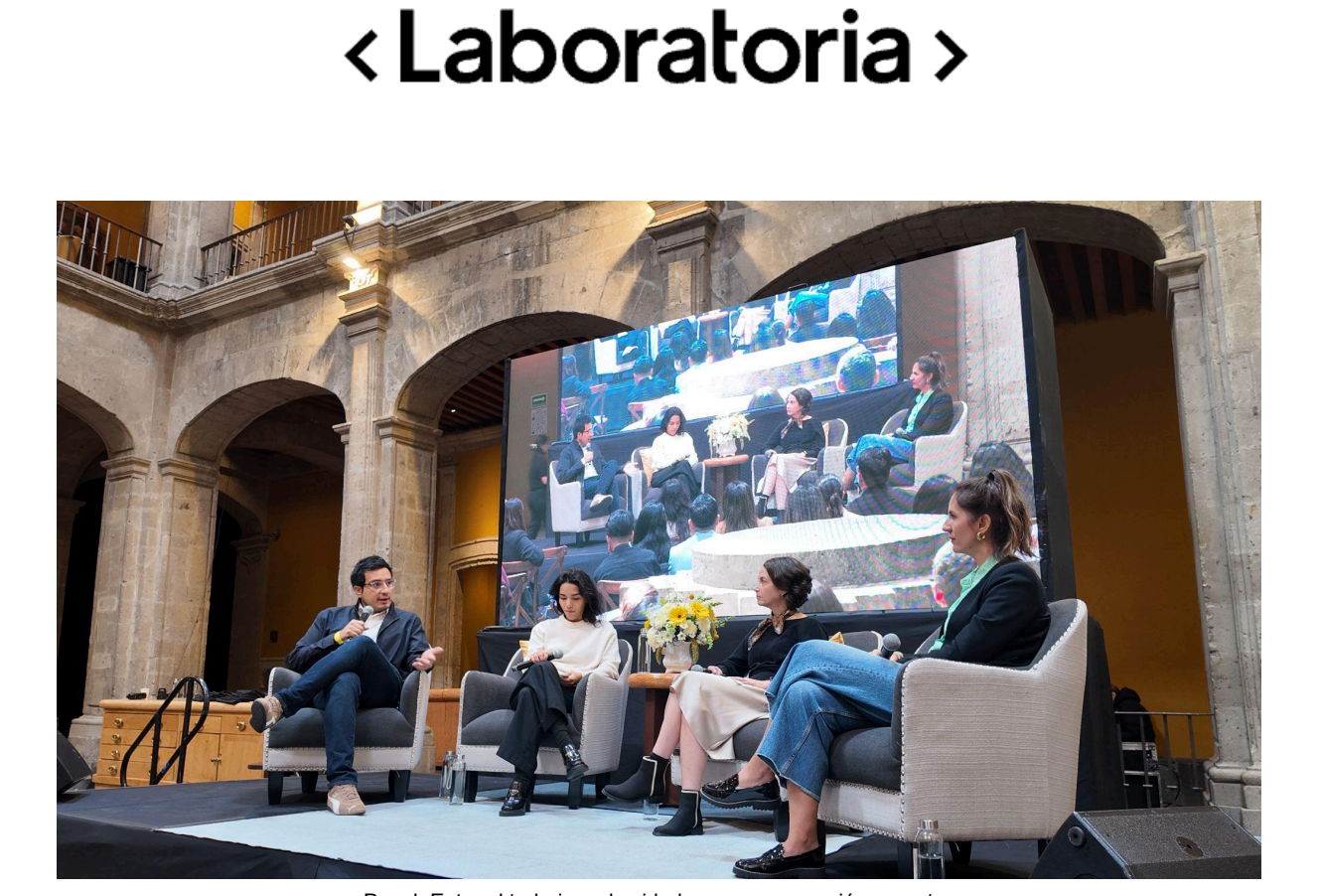 Vista del escenario principal en el evento Laboratoria Connect México 2025, con una pantalla grande al fondo mostrando el logo y el lema del décimo aniversario.