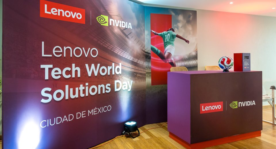 Logotipos de Lenovo y NVIDIA juntos, simbolizando su alianza en un evento de tecnología. Destaca la solución Hybrid AI Advantage de Lenovo con la plataforma de NVIDIA para impulsar la adopción de Inteligencia Artificial en empresas mexicanas.