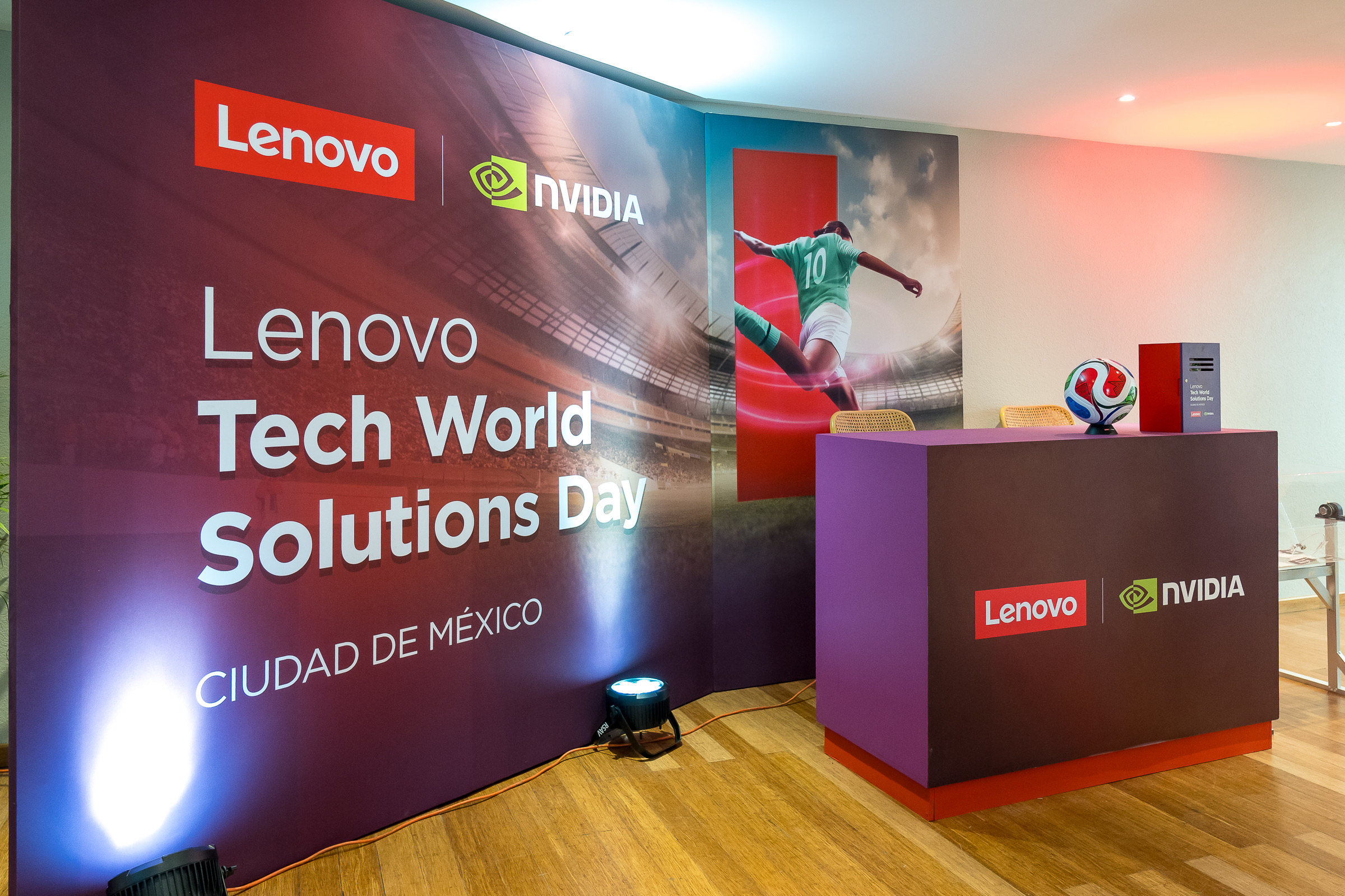 Logotipos de Lenovo y NVIDIA juntos, simbolizando su alianza en un evento de tecnología. Destaca la solución Hybrid AI Advantage de Lenovo con la plataforma de NVIDIA para impulsar la adopción de Inteligencia Artificial en empresas mexicanas.