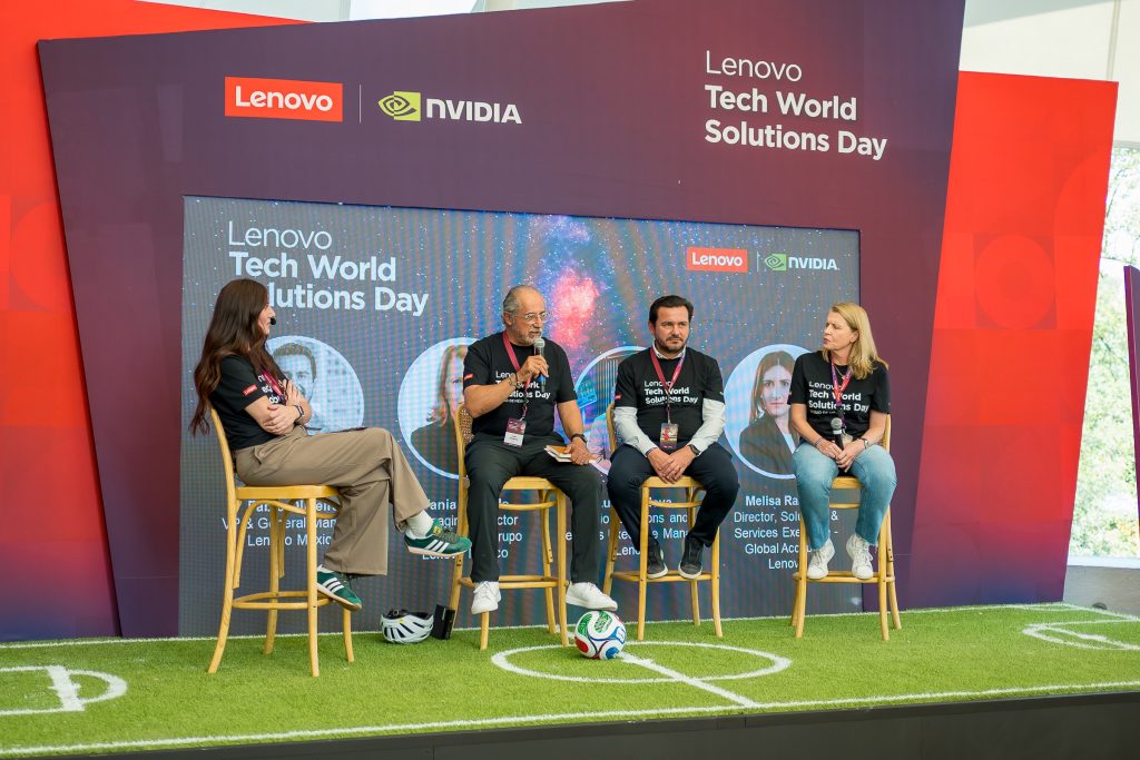 Logotipos de Lenovo y NVIDIA juntos, simbolizando su alianza en un evento de tecnología. Destaca la solución Hybrid AI Advantage de Lenovo con la plataforma de NVIDIA para impulsar la adopción de Inteligencia Artificial en empresas mexicanas.