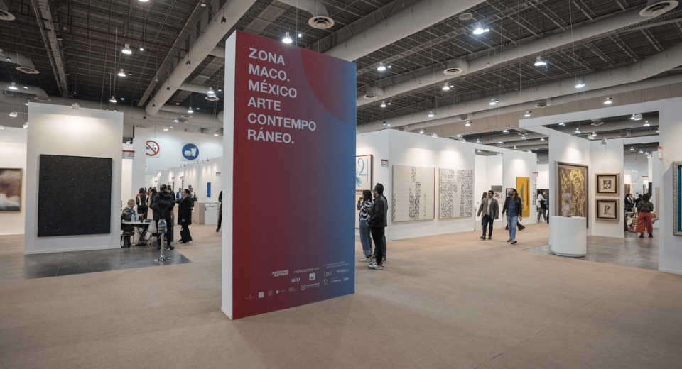 Vista amplia de una exposición en Zona Maco con esculturas abstractas monumentales