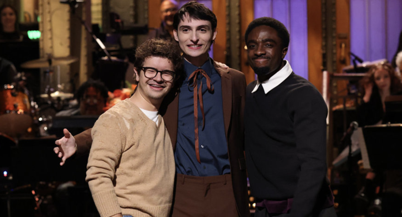 Imagen estilizada de los invitados de SNL con estética de Stranger Things y luces de neón.