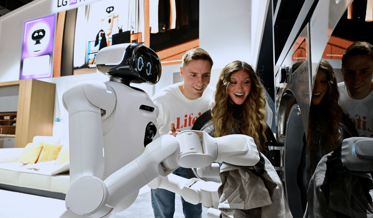 Robot LG CLOiD interactuando en una sala moderna con la pantalla OLED evo W6 Wallpaper.