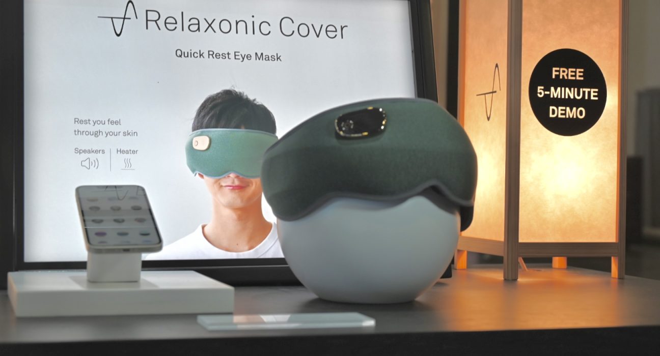 Gadget Relaxonic Cover flotando en un ambiente futurista con luces de neón y nubes.