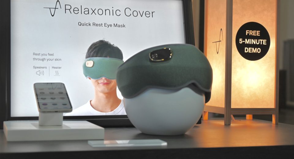 Gadget Relaxonic Cover flotando en un ambiente futurista con luces de neón y nubes.