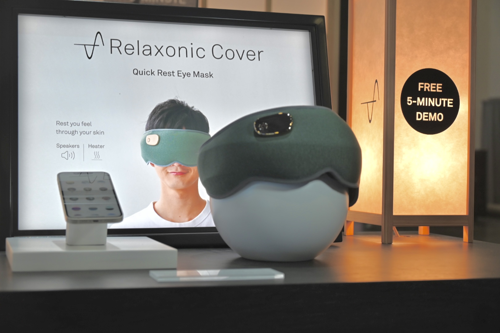 Gadget Relaxonic Cover flotando en un ambiente futurista con luces de neón y nubes.