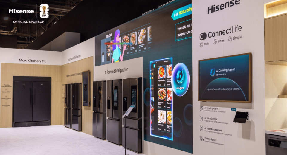 Ecosistema de hogar inteligente de Hisense con robot humanoide y pantalla gigante.