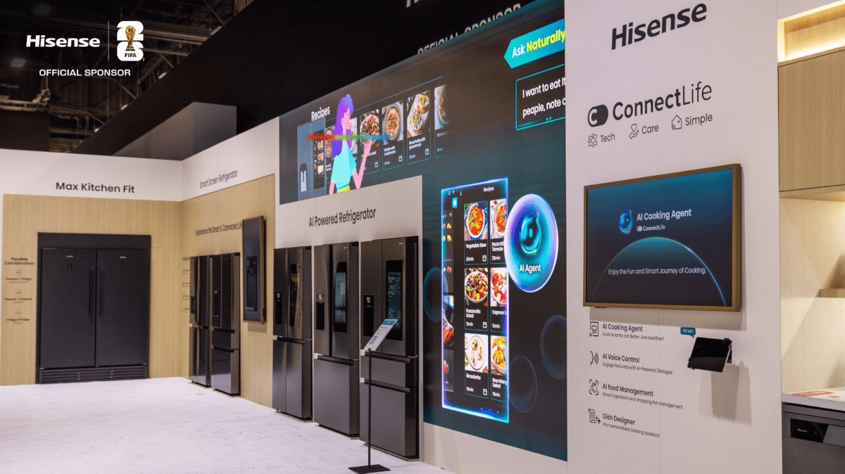 Ecosistema de hogar inteligente de Hisense con robot humanoide y pantalla gigante.
