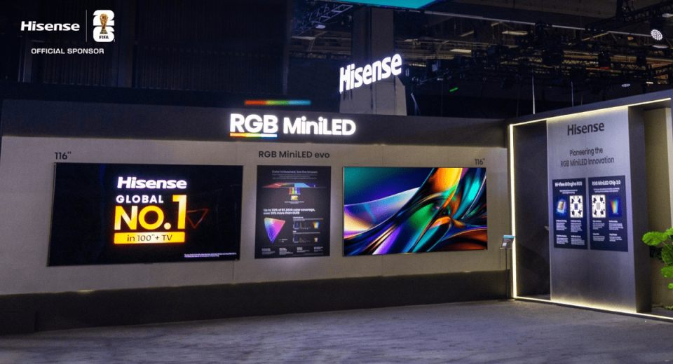 Pantalla gigante Hisense 116UXS y proyector XR10 en un ambiente de cine en casa.