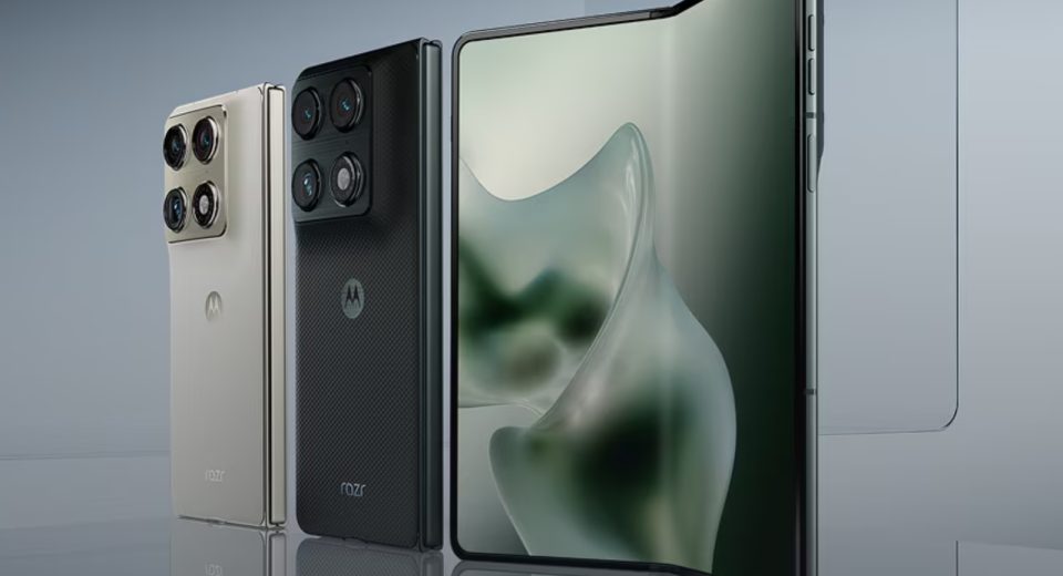 Nuevo smartphone plegable motorola razr fold mostrando su pantalla interna de 8.1 pulgadas.