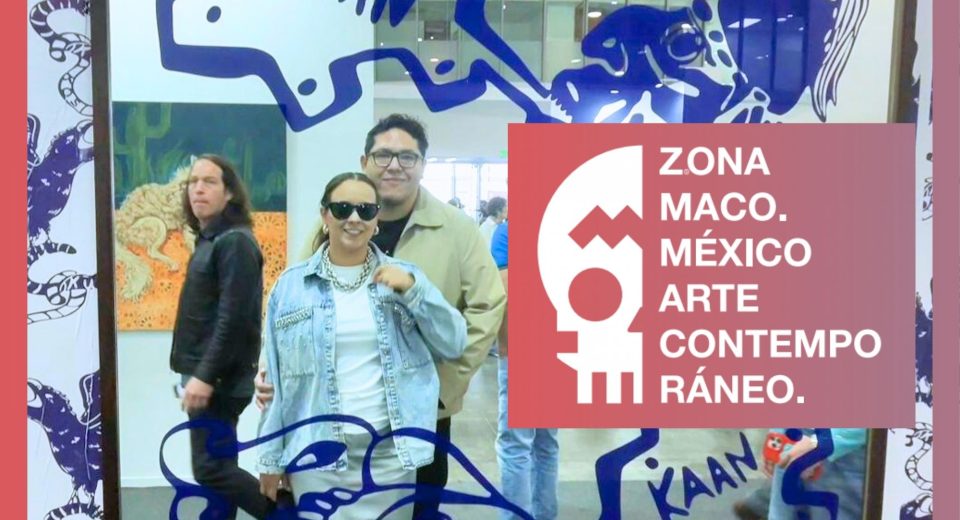 Esta imagen captura la esencia dinámica de Zona Maco 2026, combinando elementos de diseño gráfico moderno con la atmósfera de una feria de arte contemporáneo, destacando la interacción entre el público y las piezas vanguardistas.