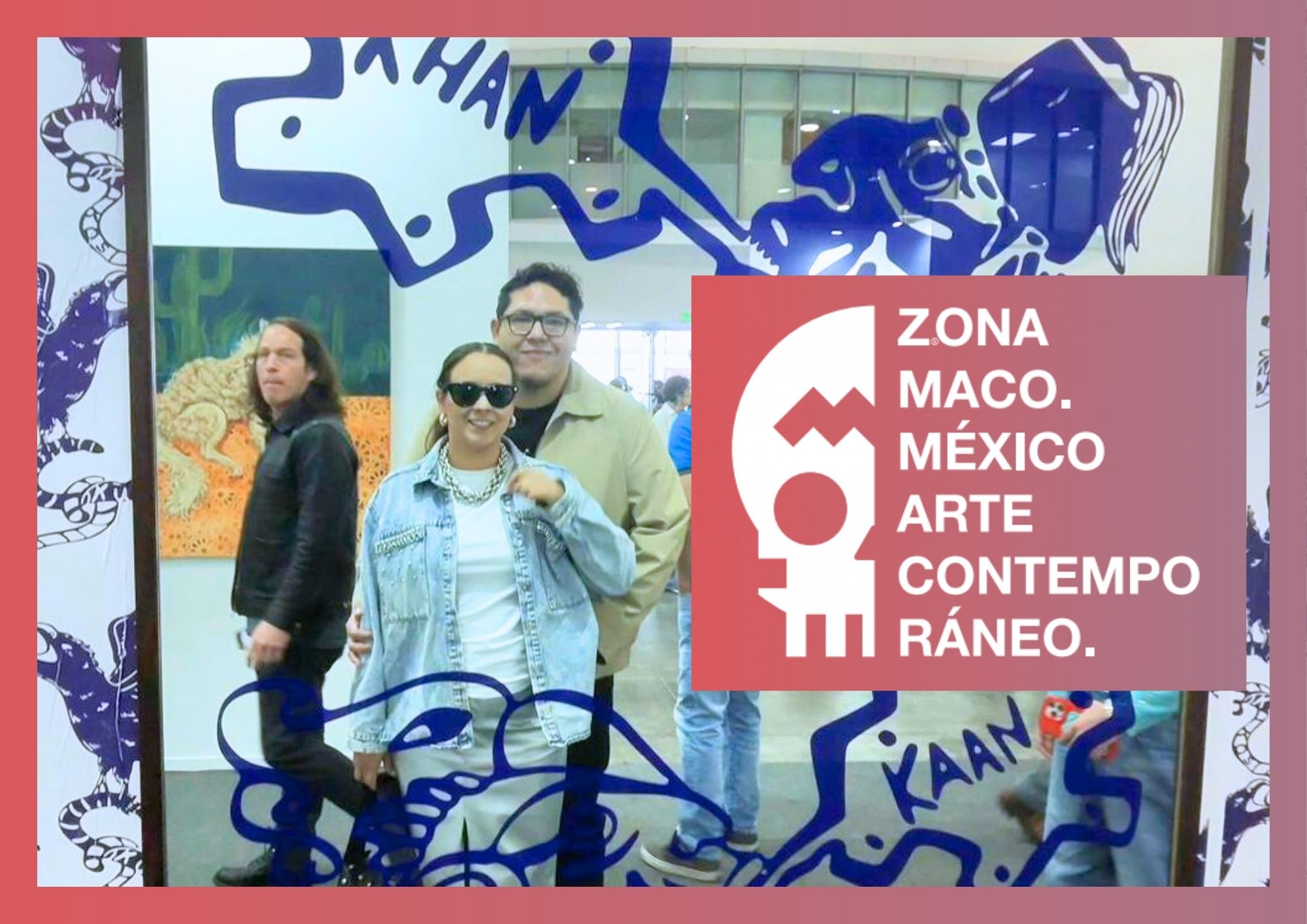 Esta imagen captura la esencia dinámica de Zona Maco 2026, combinando elementos de diseño gráfico moderno con la atmósfera de una feria de arte contemporáneo, destacando la interacción entre el público y las piezas vanguardistas.