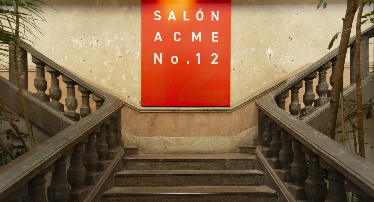 Ilustración horizontal de estilo vibrante y contemporáneo que muestra la fachada de una casona antigua en la Ciudad de México intervenida con luces de neón y elementos de arte abstracto.