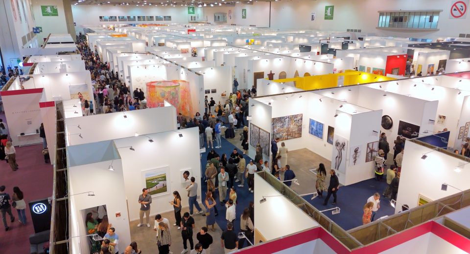 Fotografía horizontal de gran formato que muestra la vibrante atmósfera de ZSONAMACO