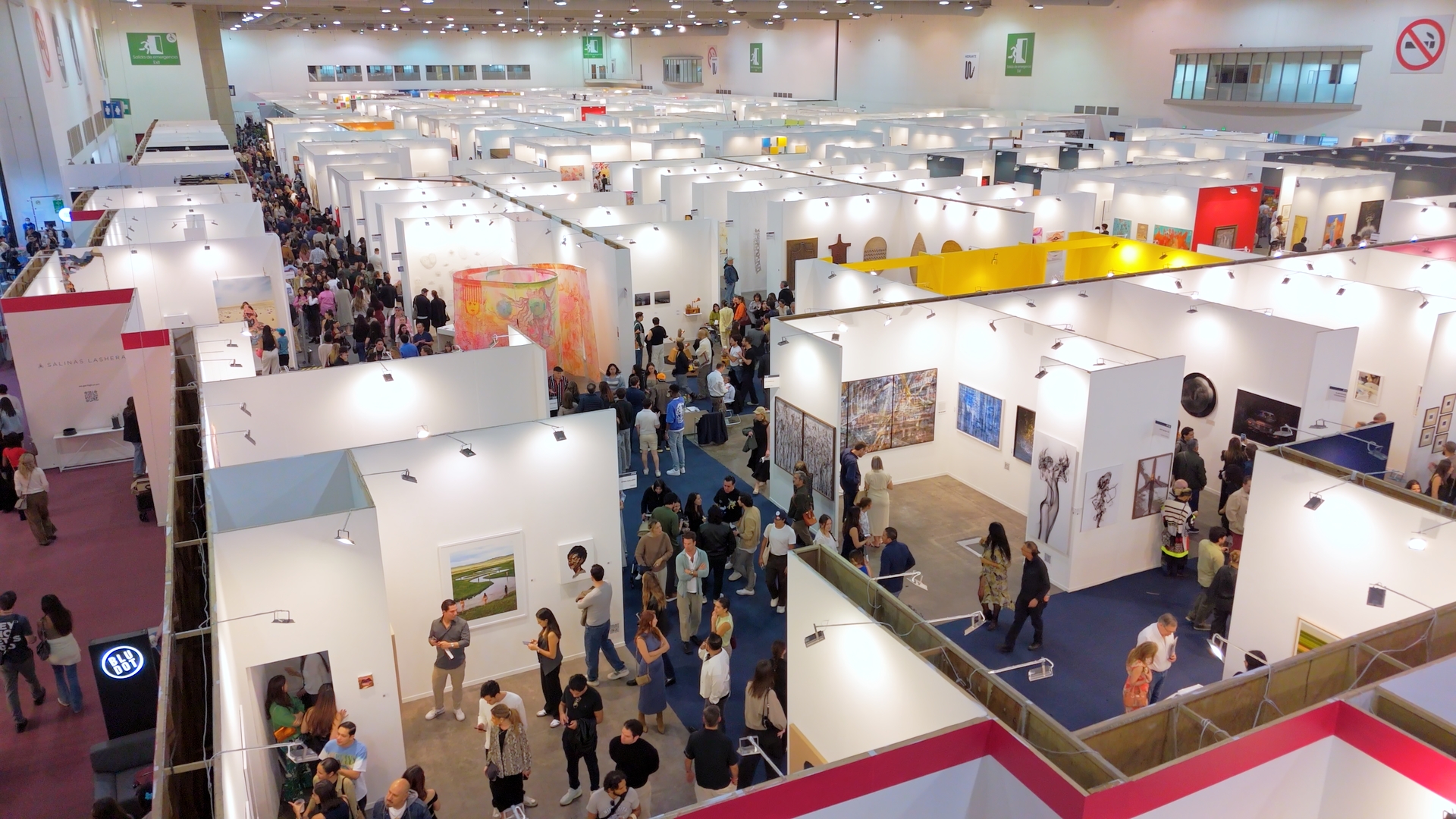 Fotografía horizontal de gran formato que muestra la vibrante atmósfera de ZSONAMACO