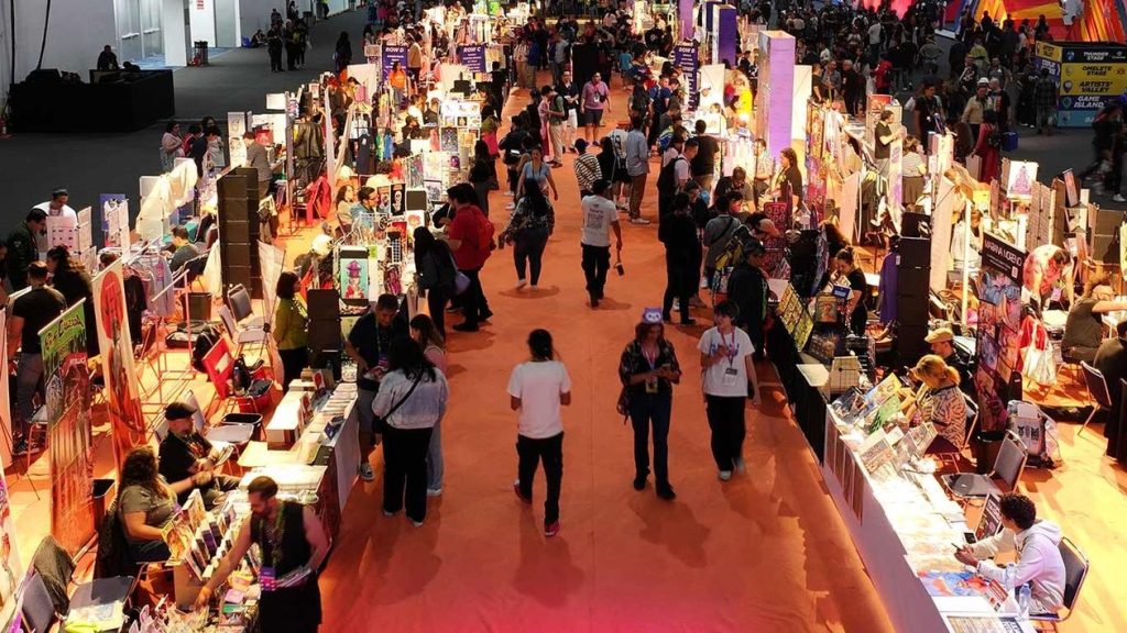 Pasillo principal del Artists' Valley en CCXP México lleno de artistas dibujando en vivo y fans explorando ilustraciones y cómics originales