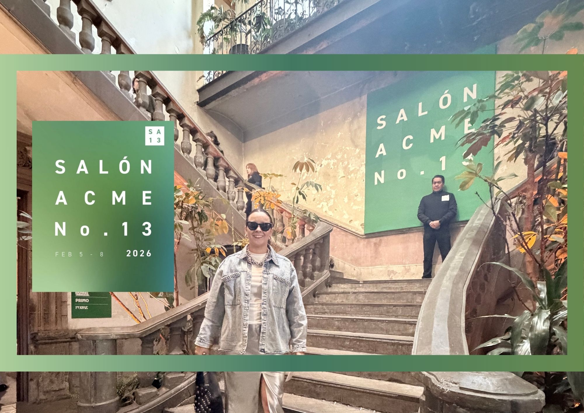 Fotografía de una persona recorriendo una casona histórica con techos altos y paredes desgastadas, donde cuelgan instalaciones de arte moderno y pinturas contemporáneas, iluminada por luz natural.