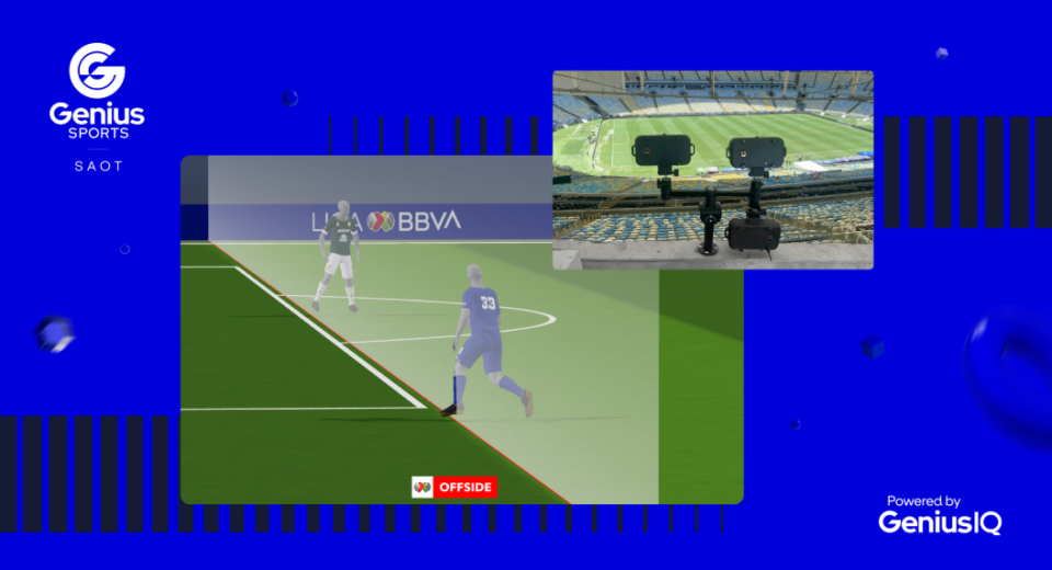 La imagen ilustra el funcionamiento de la tecnología SAOT de Genius Sports, impulsada por GeniusIQ. En la parte superior derecha se observan dos cámaras especializadas instaladas en un estadio para el seguimiento visual. El cuadro principal muestra una renderización 3D sobre el terreno de juego, con dos jugadores (atacante y defensor) de la Liga BBVA MX en el momento exacto de un posible fuera de juego, destacando la línea de campo y una etiqueta roja que indica "OFFSIDE"