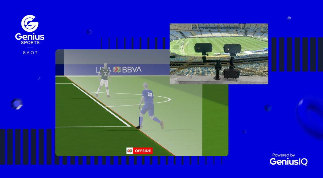 La imagen ilustra el funcionamiento de la tecnología SAOT de Genius Sports, impulsada por GeniusIQ. En la parte superior derecha se observan dos cámaras especializadas instaladas en un estadio para el seguimiento visual. El cuadro principal muestra una renderización 3D sobre el terreno de juego, con dos jugadores (atacante y defensor) de la Liga BBVA MX en el momento exacto de un posible fuera de juego, destacando la línea de campo y una etiqueta roja que indica "OFFSIDE"
