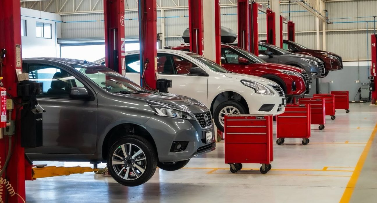 Interior moderno de una agencia automotriz de Nissan Vegusa c