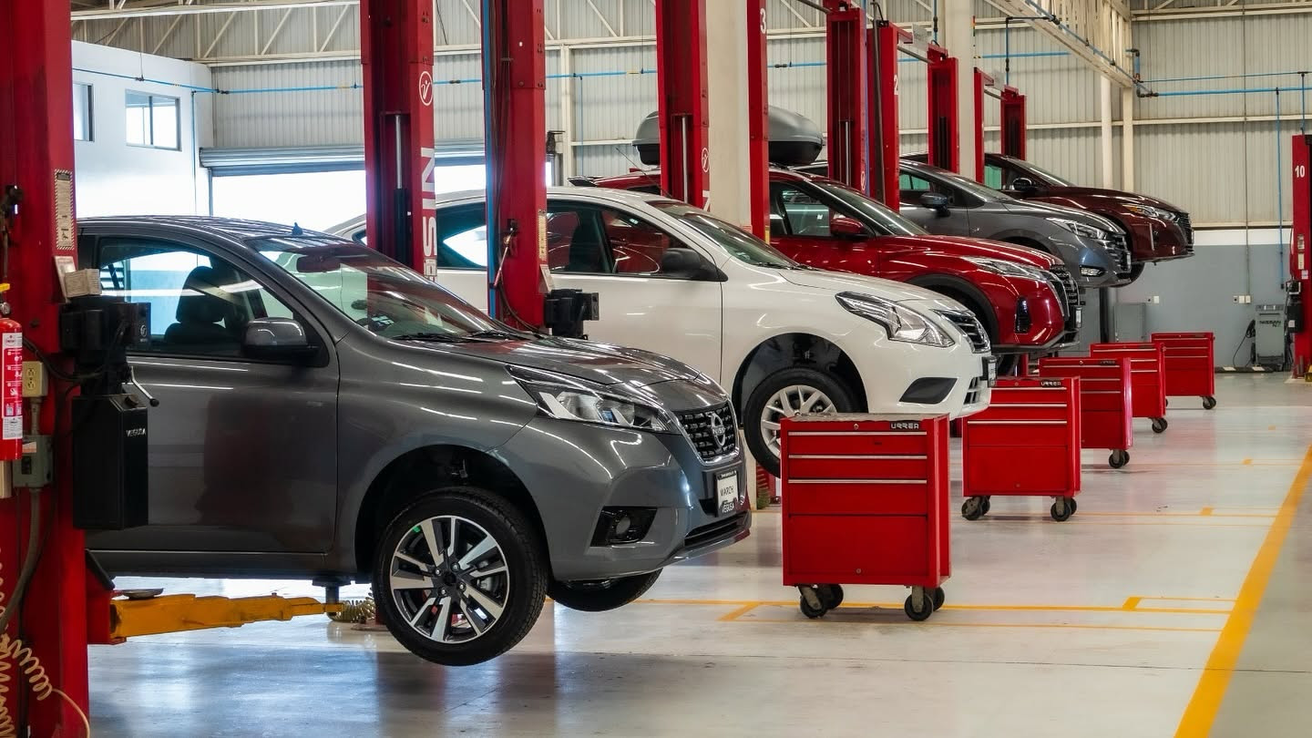 Interior moderno de una agencia automotriz de Nissan Vegusa c