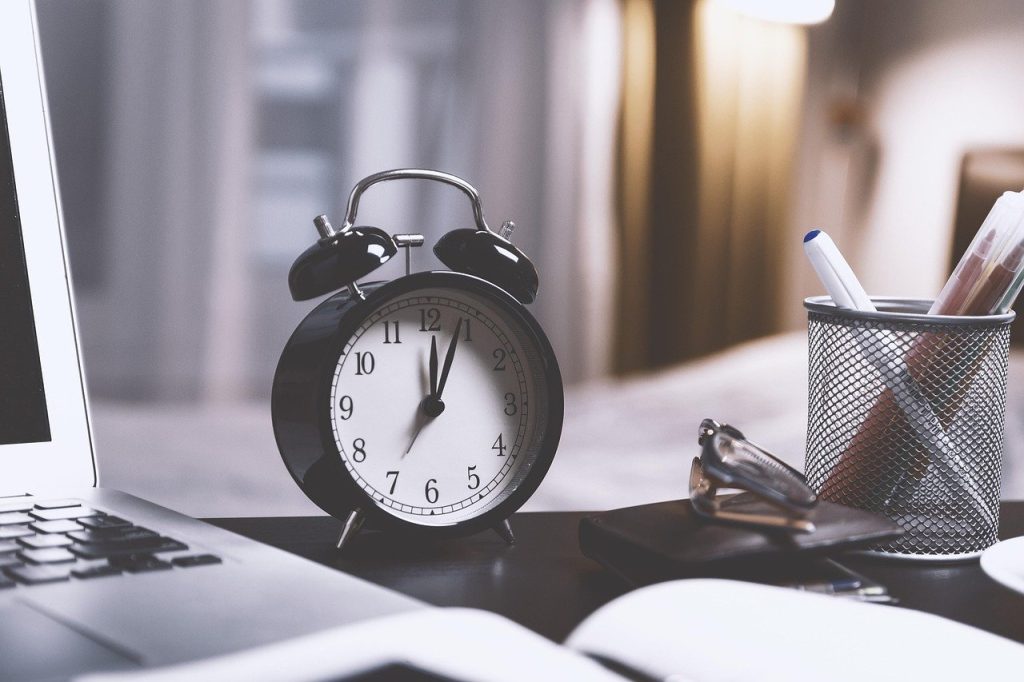 Reloj despertador inteligente en un buró, similar al Amazon Echo Time que llegó a México con Alexa+