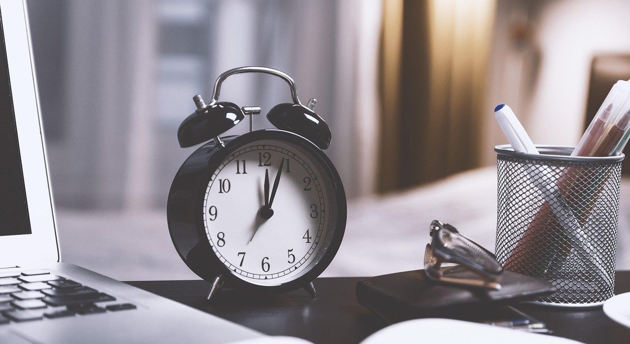 Reloj despertador inteligente en un buró, similar al Amazon Echo Time que llegó a México con Alexa+