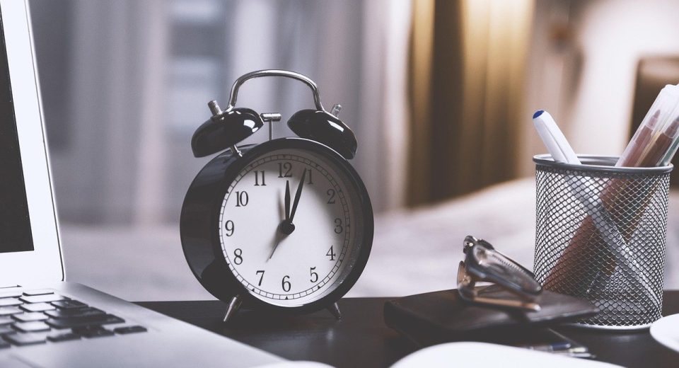Reloj despertador inteligente en un buró, similar al Amazon Echo Time que llegó a México con Alexa+