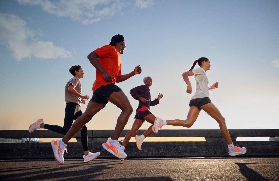 Corredor con tenis al amanecer, como los ASICS Sonicblast 2 de la colección Rise & Shine