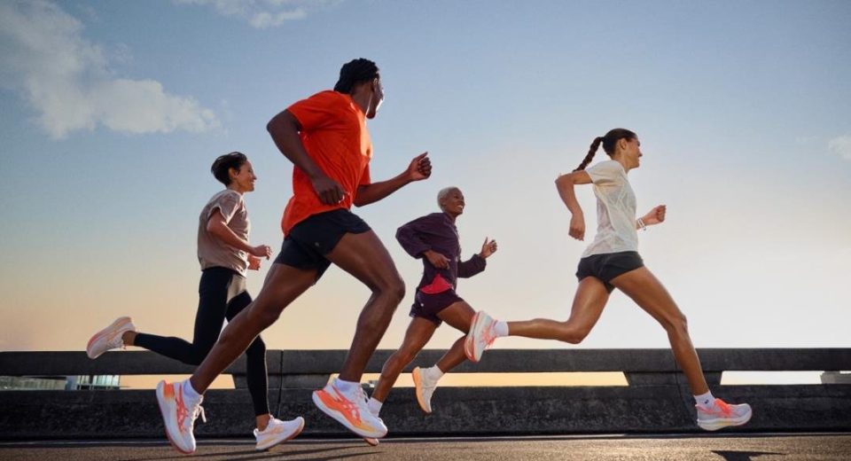 Corredor con tenis al amanecer, como los ASICS Sonicblast 2 de la colección Rise & Shine