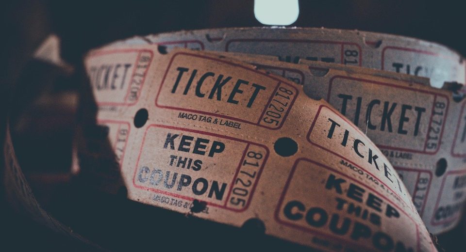 Boletos de cine en una sala, como los boletos conmemorativos de El laberinto del fauno en Cinépolis