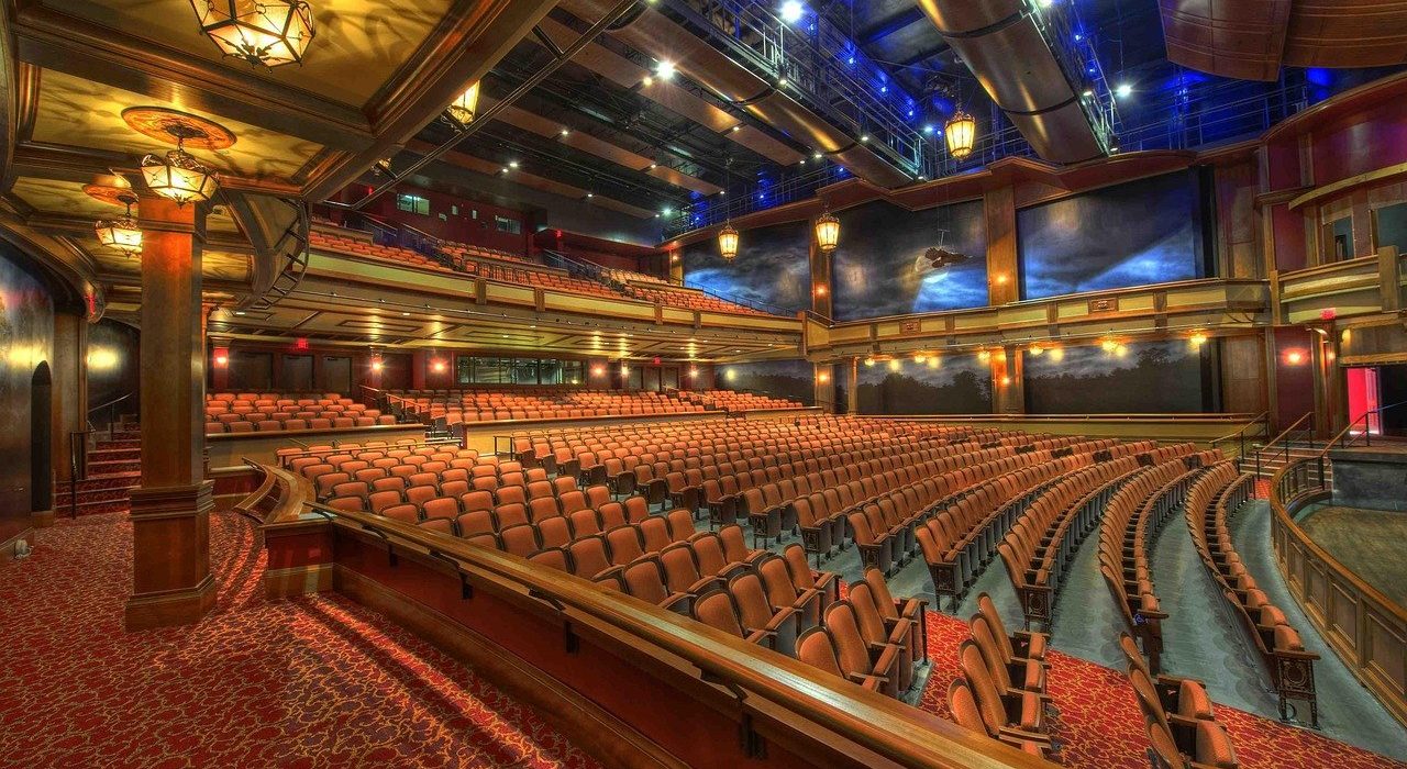 Escenario de teatro iluminado para un concierto, como el que dará Daniela Spalla en el Teatro Metropólitan