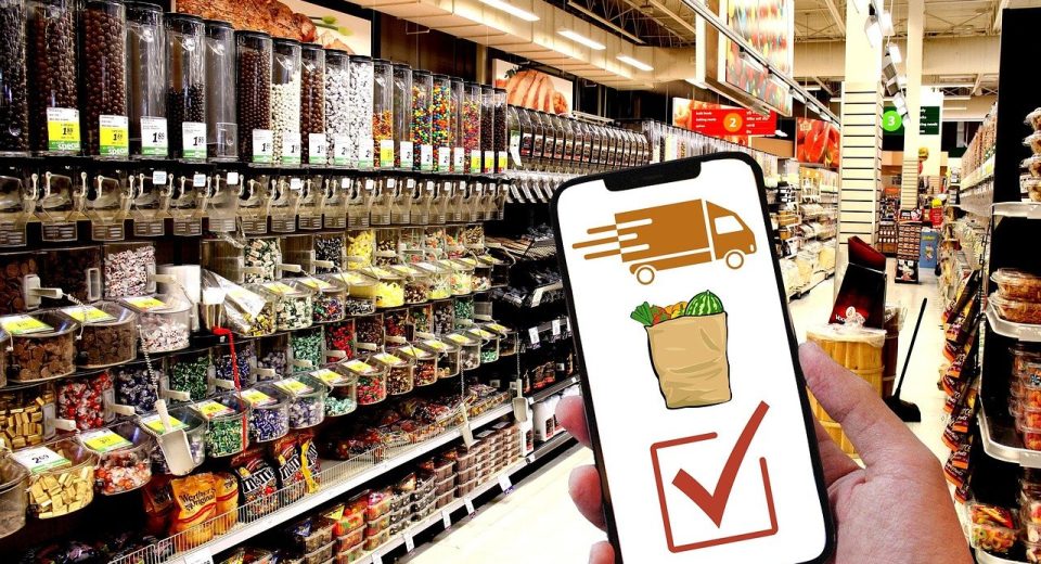 Bolsas de súper entregadas a domicilio, como parte de las entregas rápidas de Walmart en México
