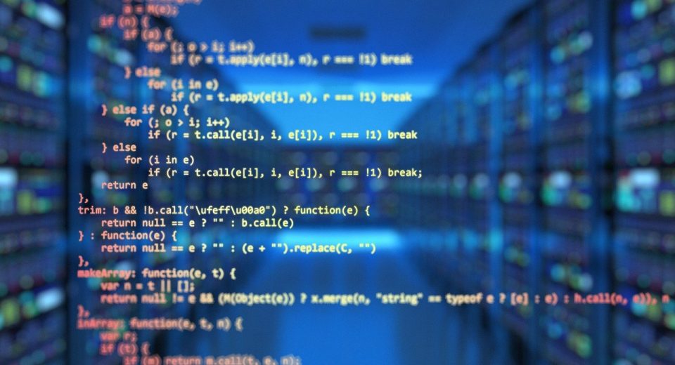 Pantalla con código de programación que ilustra las fallas en PHP que obligaron a bajar sitios del gobierno