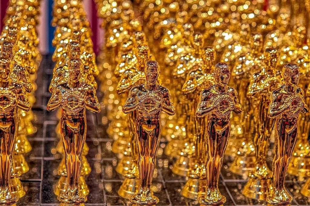 Ceremonia de premiación de un festival de cine con público y escenario iluminado