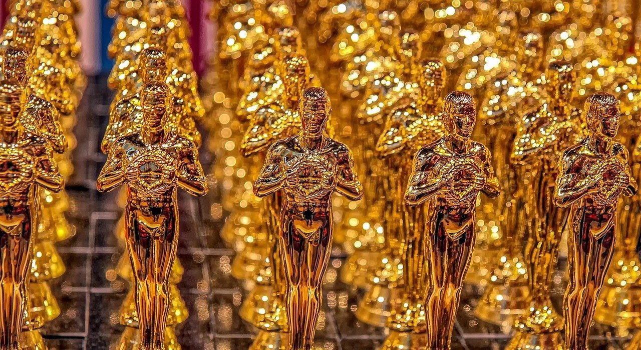 Ceremonia de premiación de un festival de cine con público y escenario iluminado