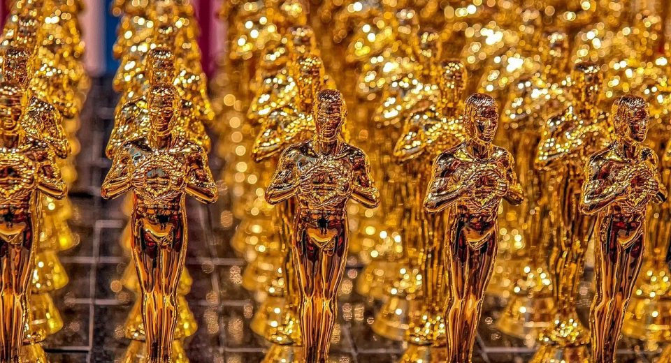 Ceremonia de premiación de un festival de cine con público y escenario iluminado