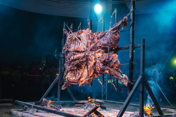 Parrilleros asando carne en el A la Parrilla Fest 2026 en Mexicali