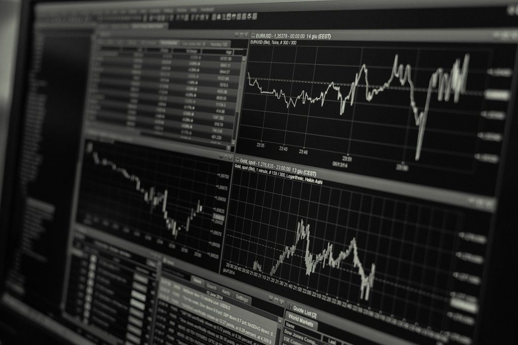 Pantalla con gráficas bursátiles que ilustra la salida a bolsa de Anthropic en el Nasdaq