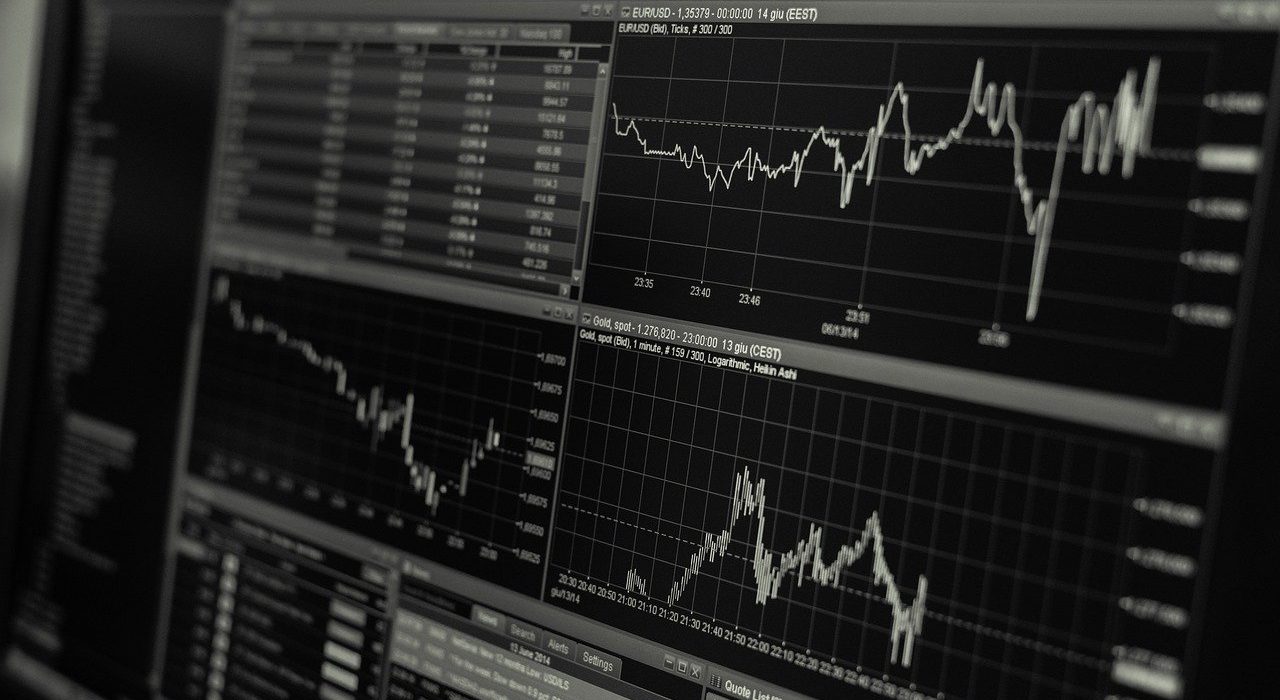 Pantalla con gráficas bursátiles que ilustra la salida a bolsa de Anthropic en el Nasdaq
