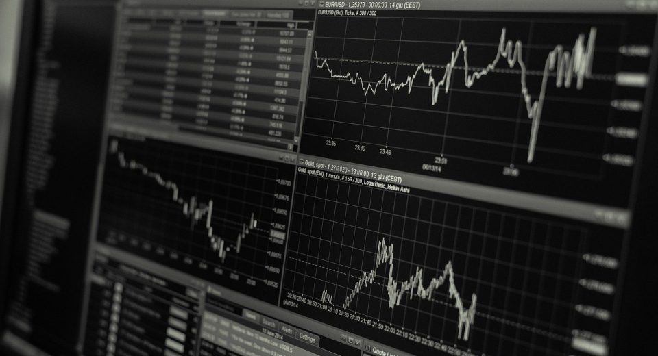 Pantalla con gráficas bursátiles que ilustra la salida a bolsa de Anthropic en el Nasdaq